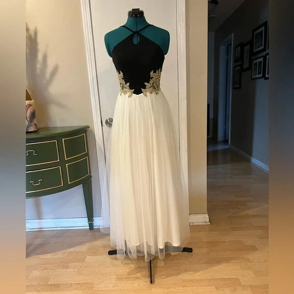 Blonde Nites Junior’s Keyhole Appliqué Prom Dress‎ - Picture 2 of 8